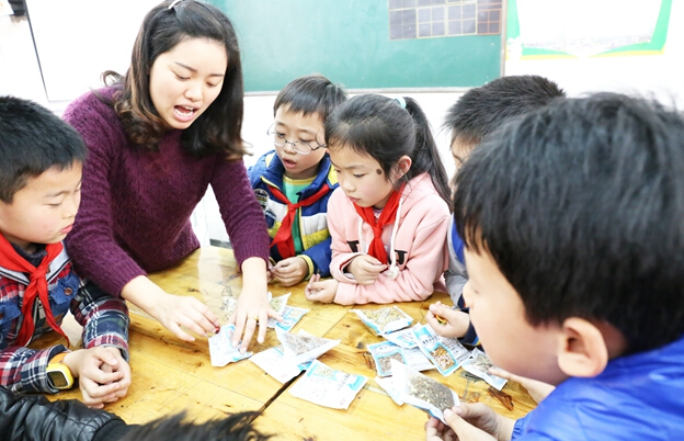 重慶市江津區(qū)中醫(yī)院把中藥飲片帶進小學課堂