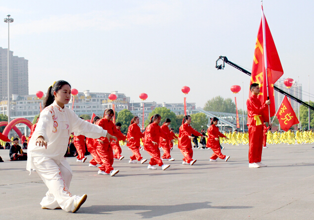 第八屆世界養(yǎng)生大會召開，學(xué)生及愛好者表演“千人五禽戲”