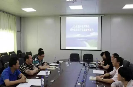 省衛(wèi)生計生委黨組成員、省中醫(yī)藥局局長徐慶鋒（左二）調研中