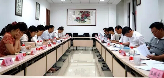 王國強(qiáng)在報(bào)社新媒體部了解新媒體建設(shè)情況。