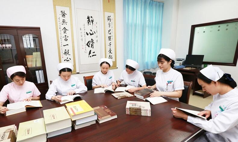 襄陽市中醫(yī)醫(yī)院青年護士自發(fā)組織開展“學(xué)經(jīng)典，讀古籍”活動