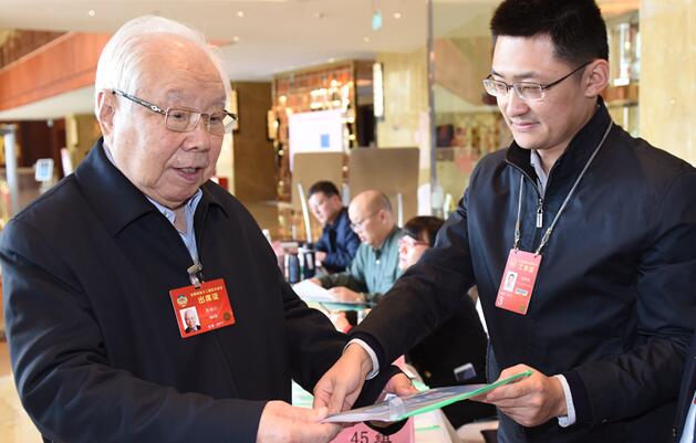 兩會 | 98歲高齡的全國政協(xié)委員、國醫(yī)大師李輔仁來到醫(yī)衛(wèi)組駐地報到