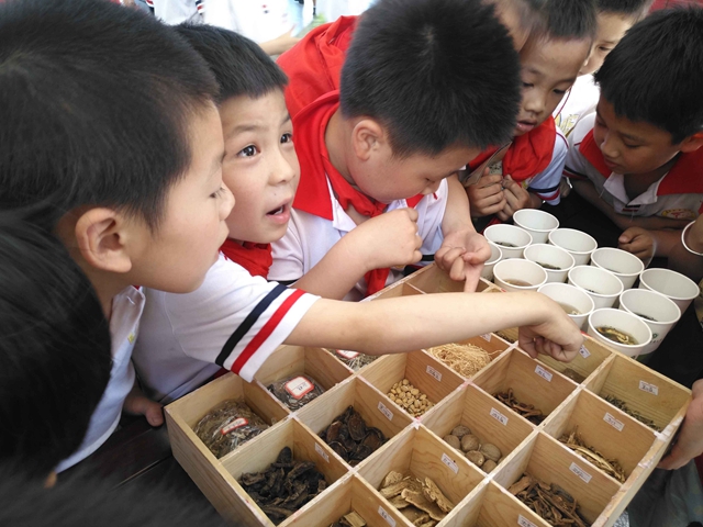 江西中醫(yī)藥大學(xué)在江西省廣昌縣實(shí)驗(yàn)小學(xué)掛牌成立中醫(yī)藥文化宣傳教育基地