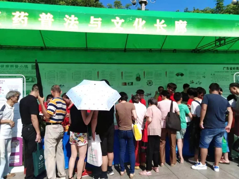 博覽園活動(dòng)團(tuán)隊(duì)開始布置展臺(tái)，市民上前圍觀并積極詢問