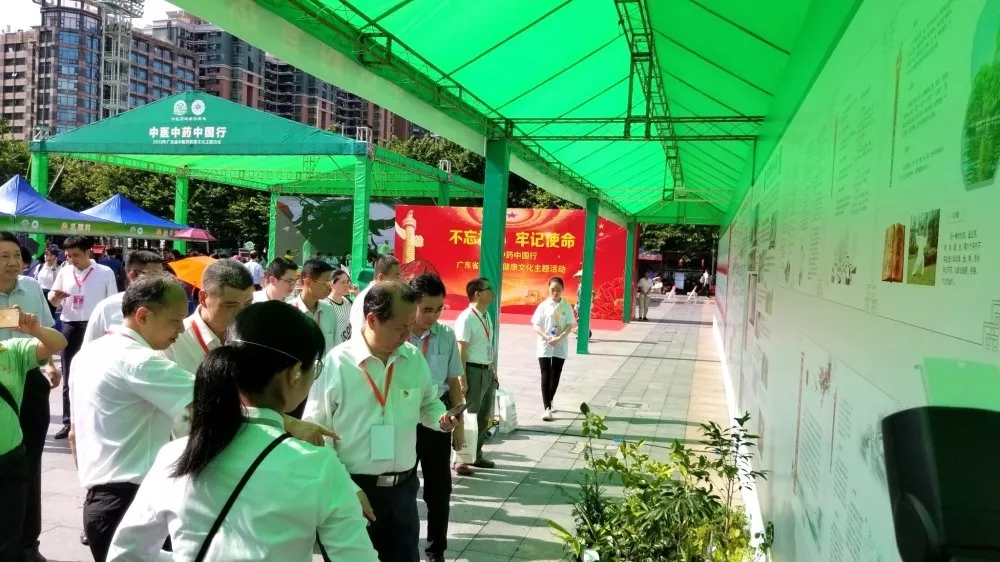 廣東省衛(wèi)生計(jì)生委副主任、廣東省中醫(yī)藥局局長徐慶鋒等領(lǐng)導(dǎo)參觀各展區(qū)