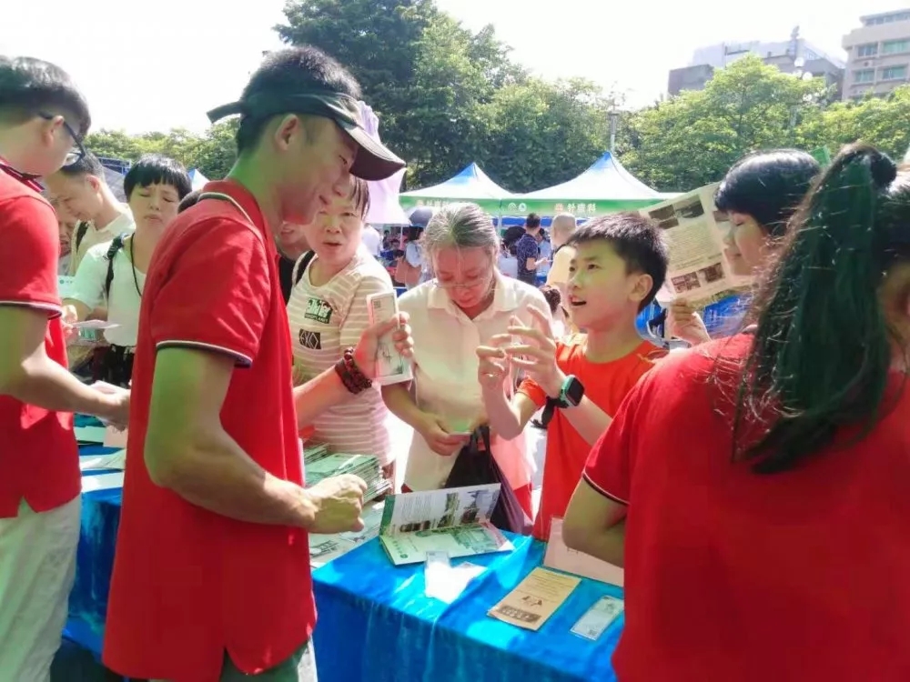 現(xiàn)場市民踴躍參加中藥知識(shí)提問和現(xiàn)場認(rèn)藥活動(dòng)