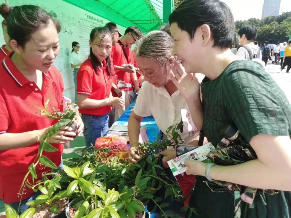 現(xiàn)場市民踴躍參加中藥知識(shí)提問和現(xiàn)場認(rèn)藥活動(dòng)