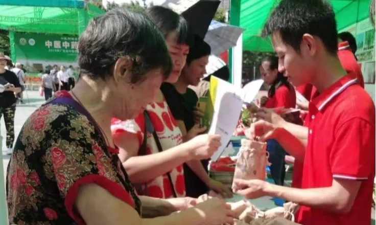 現(xiàn)場市民踴躍參加中藥知識(shí)提問和現(xiàn)場認(rèn)藥活動(dòng)