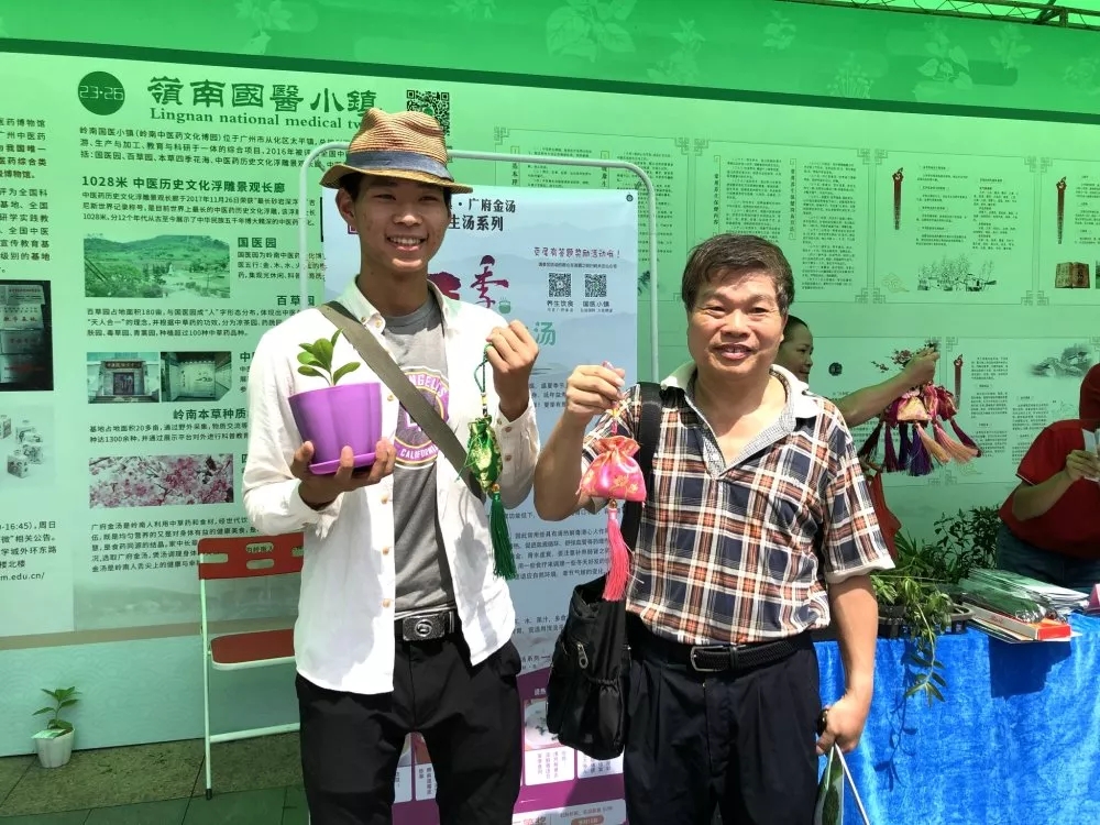 圖為參與知識(shí)問答獲得獎(jiǎng)品的市民