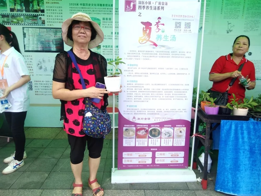 圖為參與知識(shí)問答獲得獎(jiǎng)品的市民