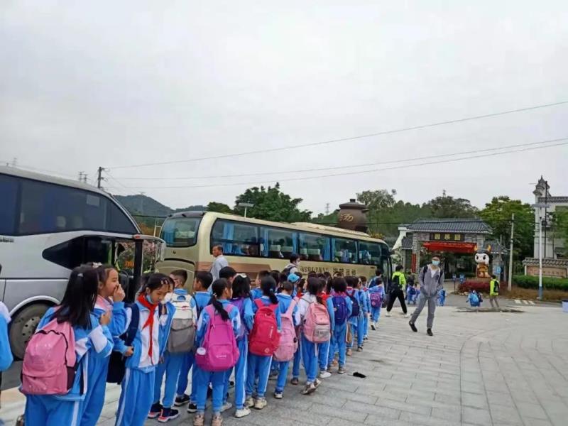學(xué)生陸續(xù)到達