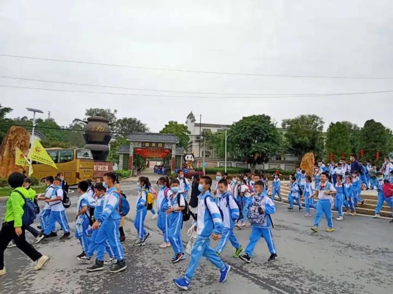 學(xué)生陸續(xù)到達