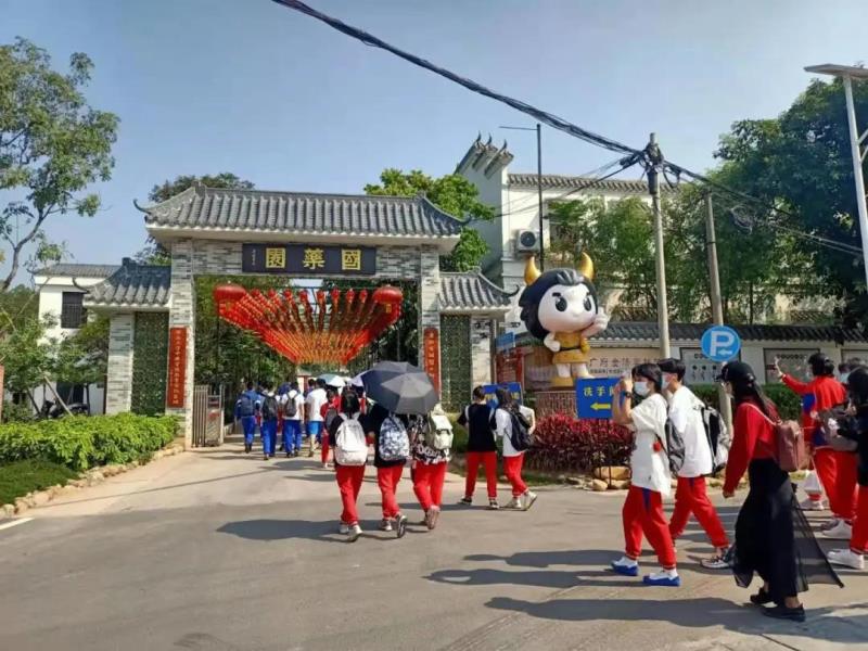 上午9:30，學(xué)生陸續(xù)到達(dá)