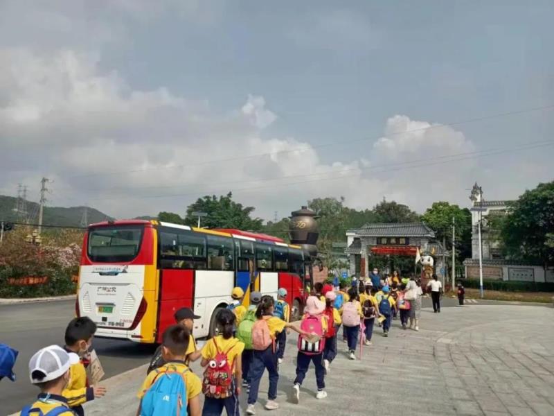 上午10:00，學生陸續(xù)到達