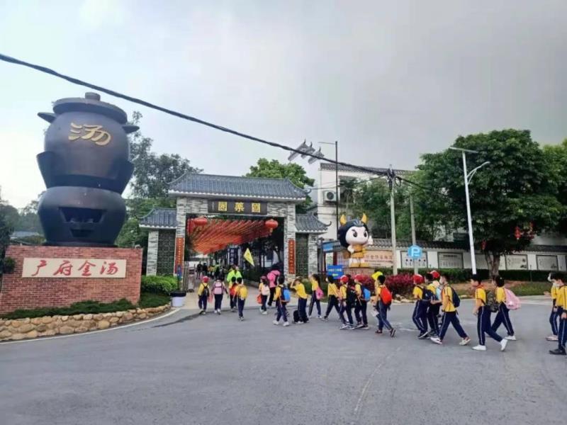 上午10:00，學生陸續(xù)到達